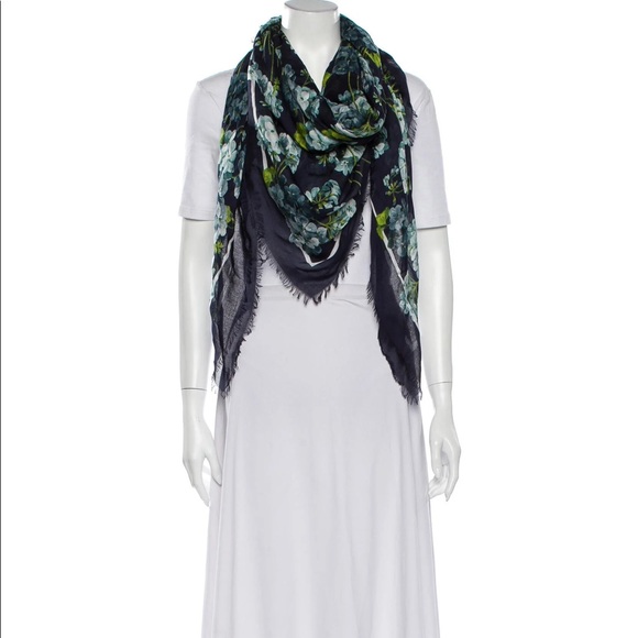 NWT Authentic Gucci Signature Floral Prints Large Shawl Scarf Silk Blend - Picture 11 of 12